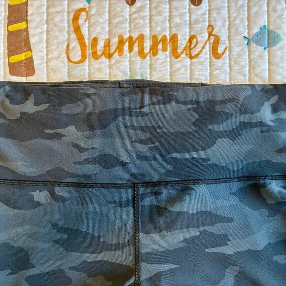 Athleta Elation Capri Women's Camo Large Athletic Leggings Activewear Tight Fit - Picture 5 of 6